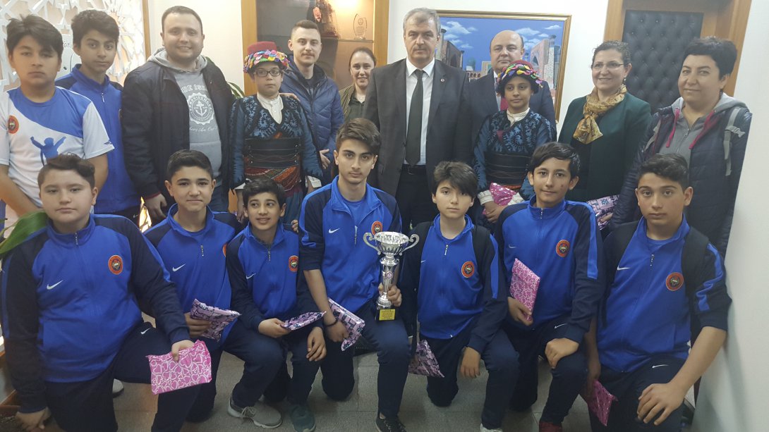 İl Müdürümüz Sayın OKUMUŞ, Okullararası Halk Oyunları Ege Bölge Şampiyonasında Ege Bölgesi Şampiyonu Olan Mustafa Kiriş Ortaokulu Öğrencilerini Kabul Etti…