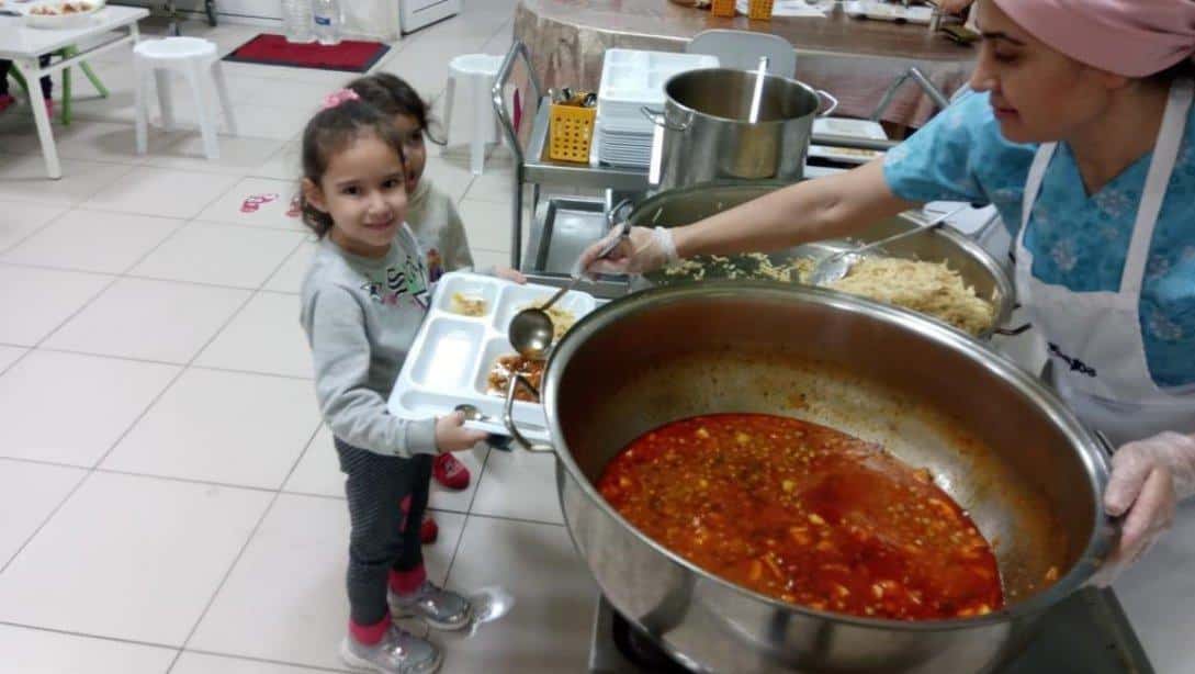 Aydın'da Şartları Elverişsiz Yerleşim Yerlerindeki Öğrencilere Beslenme Desteği Sürüyor