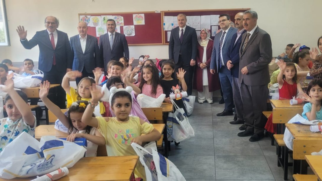 İl Milli Eğitim Müdürümüz Sayın Seyfullah OKUMUŞ Kahramanmaraş'ta Depremzede Öğrencilerimizin Karne Sevinçlerine Ortak Oldu